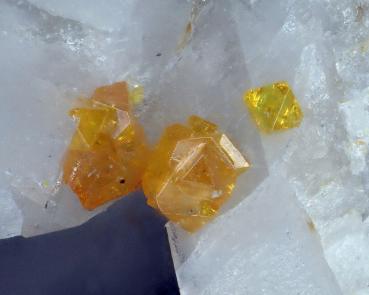 Fluornatropyrochlore